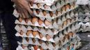 Pedagang menata telur ayam dagangannya di Pasar Kelapa Dua, Kabupaten Tangerang, Banten, Rabu (29/12/2021). Jelang pergantian tahun, harga telur ayam mencapai Rp 30.000 per kg. (Liputan6.com/Angga Yuniar)