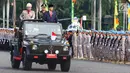 Presiden Joko Widodo (Jokowi) melakukan pemeriksaan pasukan Polri saat peringatan HUT ke-71 Bhayangkara di Monas, Jakarta, Senin (10/7). Selain itu hadir juga Wapres Jusuf Kalla serta 21 kepala polisi dari negara sahabat. (Liputan6.com/Angga Yuniar)