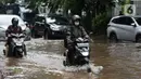 Pengendara sepeda motor menerobos sebagian Jalan Bungur Besar Raya yang tergenang air, Jakarta, Selasa (18/1/2022). Genangan air membuat arus lalu lintas di sekitar depan PN Jakarta Pusat menjadi terganggu dan tersendat. (Liputan6.com/Helmi Fithriansyah)