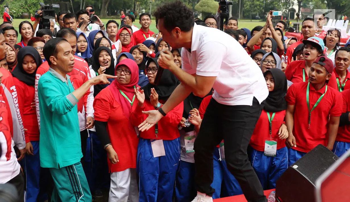 Presiden Joko Widodo ikut bernyanyi saat menonton penampilan Giring Nidji di halaman Istana Bogor, Jawa Barat, Sabtu (12/8). Giring tampil usai mengikuti peluncuran Program Penguatan Pendidikan Pancasila. (Liputan6.com/Angga Yuniar)