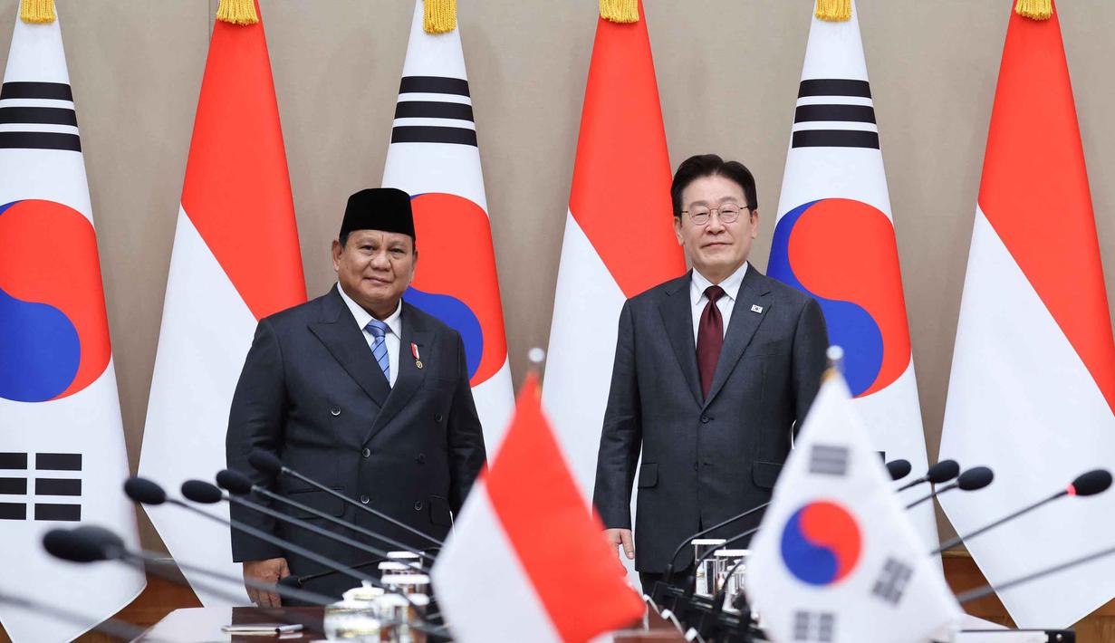 Tiba di Seoul, pada Selasa 31 Maret 2026 malam waktu setempat, Prabowo Subianto diagendakan akan bertemu dengan Presiden Korea Selatan, Lee Jae-myung. Tampak dalam foto, Presiden Republik Indonesia, Prabowo Subianto (kiri) bersama Presiden Korea Selatan Lee Jae myung berpose untuk foto saat pertemuan mereka di kantor kepresidenan di Seoul pada 1 April 2026. (YONHAP/AFP)