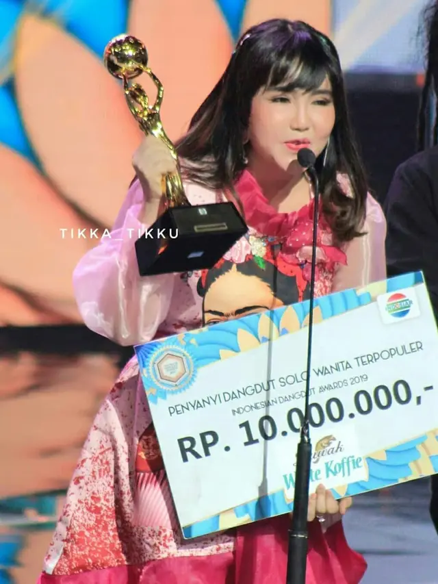 6 Potret Terbaru Via Vallen dengan Pipi Tembam, Makin Imut