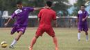 Pemain Persita Tangerang, Raphael Maitimo menendang bola saat ujicoba melawan PSAU di Lapangan Sutasoma, Jakarta, Jumat (21/8/2015). Maitimo berhasil mencetak gol tunggal kemenangan Persita. (Bola.com/Vitalis Yogi Trisna)