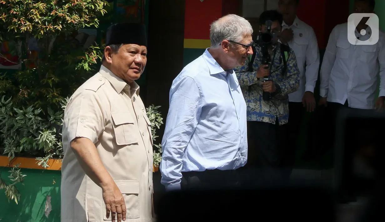 Setibanya di Sekolah Dasar Negeri (SDN) Jati 03, Jakarta, Prabowo dan Bill Gates langsung menuju tempat pembagian Makan Bergizi Gratis (MBG). (Liputan6.com/Herman Zakharia)