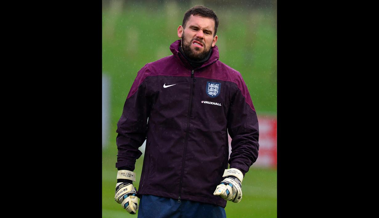 <p>Ben Foster. Kiper berumur 39 tahun tersebut pernah absen karena cedera lutut yang dialaminya usai menemani sang anak bermain di taman. (AFP/Paul Ellis)</p>