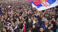 Puluhan ribu orang menggelar protes menentang kekerasan senjata api di Beograd dan kota lain di Serbia pasca dua penembakan massal selama dua hari berturut-turut Rabu (3/5/2023) dan Kamis (4/5/). (Dok.&nbsp;&nbsp;AP Photo/Darko Vojinovic)