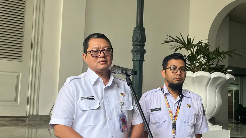 Pelaksana Tugas (Plt) Disdik DKI Jakarta Budi Awaluddin usai konferensi pers di Balai Kota DKI Jakarta, Rabu (17/7/2024).