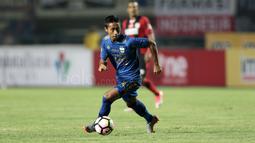Pemain Muda Persib Bandung, Agung Mulyadi saat melawan Persipura Jayapura pada lanjutan Liga 1 2017 di Stadion GBLA, Bandung (7/5/2017). (Bola.com/Nicklas Hanoatubun)