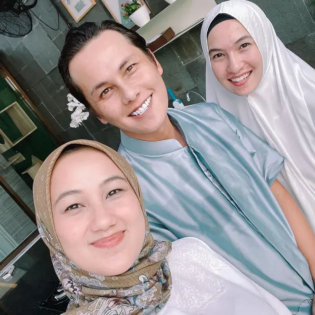 Jarang Tersorot, Ini 6 Potret Kebersamaan Andhika Pratama dan Dua Adiknya