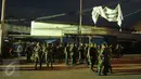 Anggota TNI bersiaga sebelum eksekusi penertiban permukiman di Pasar Ikan, Penjaringan, Jakarta, Senin (11/4). Sebanyak 4.218 personel gabungan TNI, polisi dan Satpol PP dikerahkan untuk mengamankan proses penertiban tersebut (Liputan6.com/Gempur M Surya)