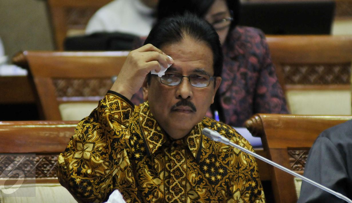 Menteri PPN Kepala Bappenas Sofyan Djalil saat mengikuti Rapat Kerja (Raker) dengan  Komisi XI DPR RI, di Komples Parlemen, Jakarta, Senin (6/6). Raker tersebut membahas Asumsi Dasar APBN-P 2016, dan Target Pembangunan. (Liputan6.com/Johan Tallo)