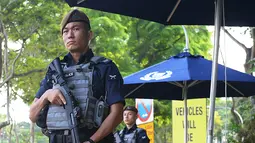 Gaya pasukan Gurkha saat berjaga di luar Hotel Shangri-La, Singapura, Minggu (10/6). Pasukan Gurkha akan mengamankan lokasi pertemuan, hotel para delegasi, serta jalan di sekitarnya. (Ted ALJIBE/AFP)