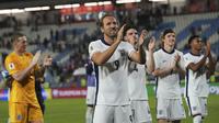 Harry Kane (Inggris) menyapa para suporter di akhir laga kualifikasi Piala Dunia Grup K melawan Serbia di Rajko Mitic Stadium, Beograd, Serbia, 9 September 2025. (AP Photo/Darko Vojinovic)