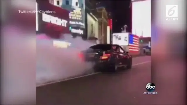 VIDEO: Detik-Detik Pengemudi Mercedes Nekat Tabrak Polisi