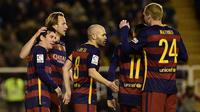 Para pemain Barcelona merayakan gol ke gawang Rayo Vallecano pada laga La Liga di Estadio del Rayo Vallecano, Madrid, Jumat (4/3/2016) dini hari WIB. (AFP/Pierre-Philippe Marcou)