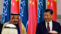 Ekspresi Raja Arab Saudi Salman bin Abdulaziz al-Saud dan Presiden China Xi Jinping saat mengikuti upacara penyambutan di Beijing, China (16/3). (AP Photo / Ng Han Guan)