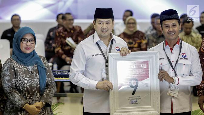 Ketua Umum Perindo Harry Tanoesoedibjo (tengah) mendapatkan nomor 9 sebagai peserta pemilu 2019 saat pengundian nomor urut parpol di kantor KPU, Jakarta, Minggu (19/2). (Liputan6.com/Faizal Fanani)