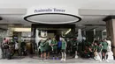 Pemain Timnas Indonesia menunggu bus di depan lobby Hotel Peninsula, Singapura, Rabu (7/11). Latihan Timnas ini merupakan persiapan jelang laga melawan Singapura pada Piala AFF 2018. (Bola.com/M Iqbal Ichsan)