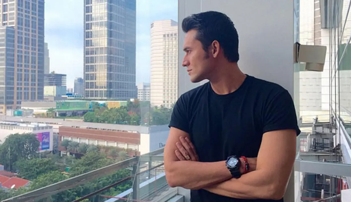 "Kandidat sih ada ya tapi yang biar hati saya yang ngomong. Saya selektif karena kan berhubungan dengan kedepannya seperti apa, saya nggak mau nikah terus cerai juga," pungkas Indra L. Bruggman. (Instagram/indrabruggman)