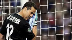 Kiper Inter Milan, Julio Cesar plays berlaga dalam lanjutan Serie A menghadapi Siena di San Siro, Milan 17 Mei 2009. AFP PHOTO/Filippo MONTEFORTE