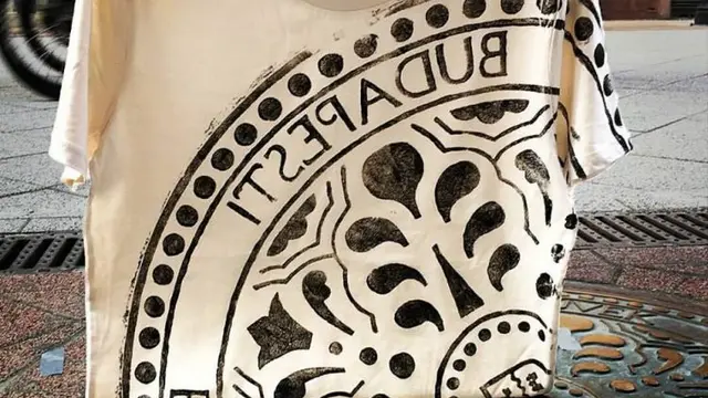 Kreatif, Desain Baju Ini Terbuat Dari Penutup Got Jalanan Kota