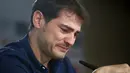 Iker Casillas menahan tangis saat membaca pernyataan di Stadion Santiago Bernabeu, Madrid, Spanyol, (12/3/2015). Casillas akhirnya hengkang ke Porto FC. (Reuters/Andrea Comas)