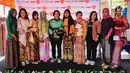 Para pengemudi ojek online wanita dengan busana kebaya berfoto bersama usai peragaan di Rawamangun, Jakarta, Jumat (20/4). Kegiatan tahunan ini sebagai bentu apresiasi GO-Mart DanDan kepada mitra driver. (Liputan6.com/Fery Pradolo)
