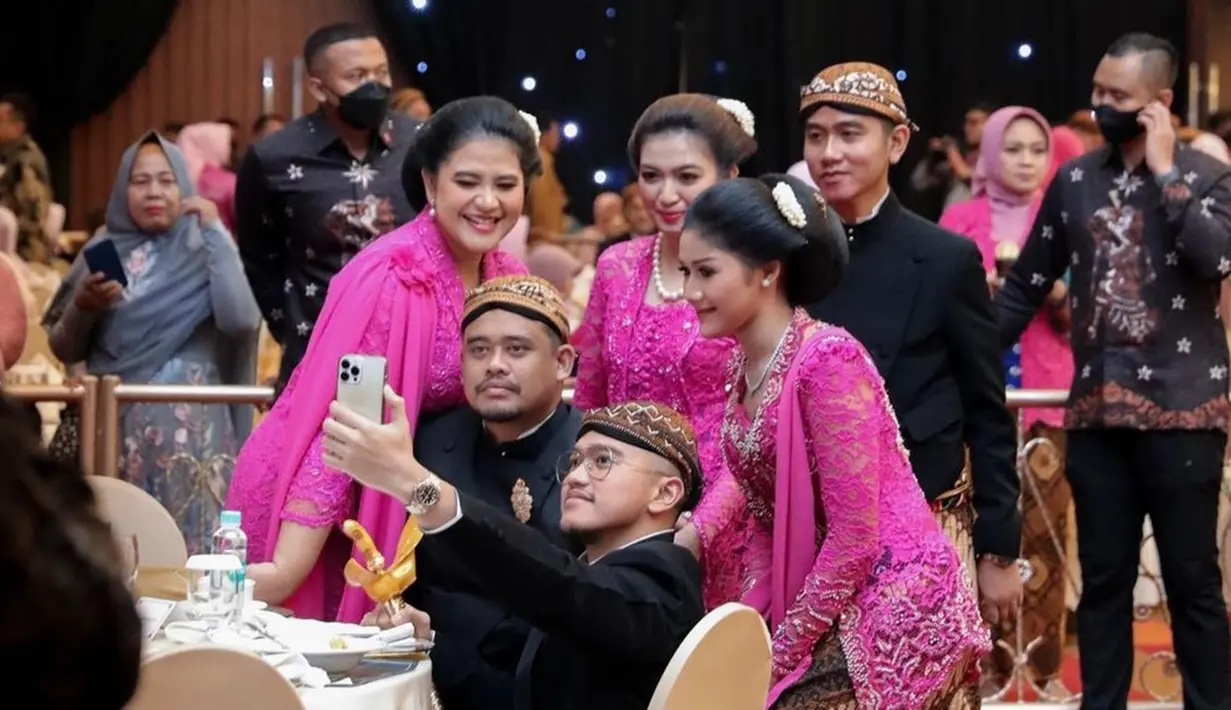 Di sela-sela acara, Kaesang terlihat mengajak foto bersama kakak-kakaknya. Sang istri, Erina Gudono pun sudah tampak begitu akrab dengan kakak-kakak iparnya. Mereka terlihat begitu ceria saat berkumpul bersama. (Liputan6.com/IG/@kaesangp)