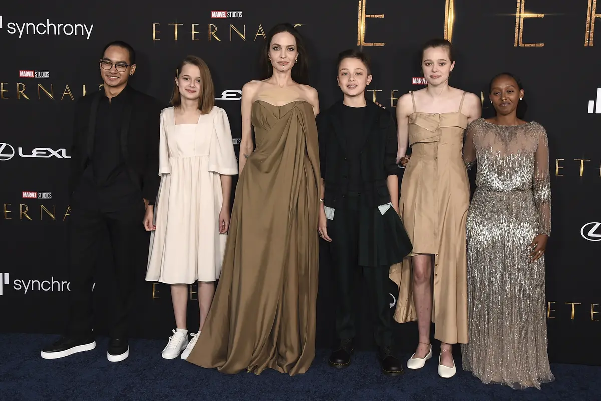 Maddox, Vivienne, Angelina Jolie, Knox, Shiloh, dan Zahara dalam pemutaran perdana Eternals (Photo by Jordan Strauss/Invision/AP)