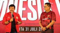 Pelatih Timnas Indonesia U-19, Indra Sjafri dan Direktur Utama Bank Mandiri, Darmawan Junaidi dalam acara Malam Apresiasi untuk Timnas Indonesia di Mandiri Plaza, Jakarta, Rabu (31/7/2024) malam WIB. (Bola.com/Abdul Aziz)