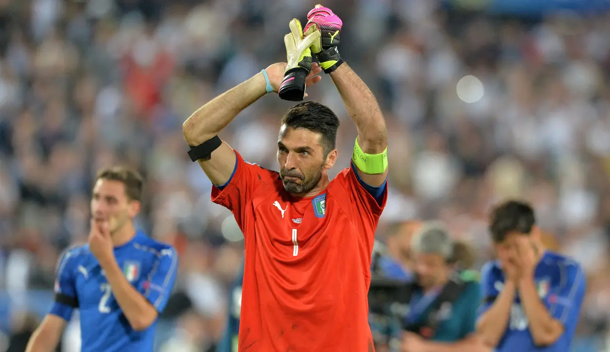 Kiper Timnas Italia, Gianluigi Buffon yang telah pensiun dari timnas pada 2018 sementara masih memegang rekor sebagai kiper dengan penampilan terbanyak di ajang Euro dengan 17 laga yang dilakoninya dalam 4 edisi, yaitu Euro 2004, Euro 2008, Euro 2012 dan Euro 2016 dengan torehan 8 kali clean sheets dan kebobolan 14 gol. Prestasi terbaiknya adalah menjadi runner-up pada edisi 2012 setelah kalah 0-4 dari Spanyol di laga final. (AFP/Nicolas Tucat)