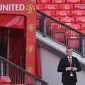 Ole Gunnar Solskjaer tiba di lapangan saat konferensi pers terkait penunjukkan dirinya menjadi pelatih permanen Manchester United di Stadion Old Trafford, Inggris, (28/3). MU mengontrak Solskjaer selama tiga tahun. (AFP Photo/Oli Scarff)