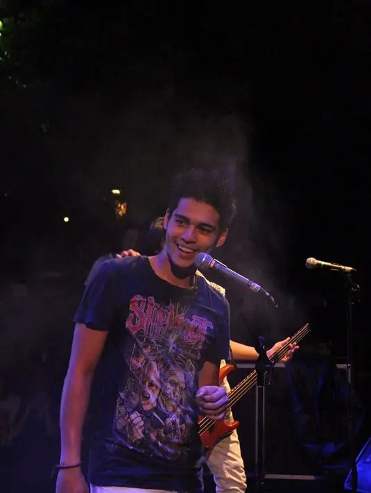 Lewat akun Instagramnya, pria kelahiran 22 April 1993 dai Poitiers, Vienne tersebut kerap bagikan momen dirinya manggung. Bergaya casual dengan kaus, penampilan Maxime jadi anak band bikin terpesona. (Liputan6.com/IG/@bouttier_maxime)