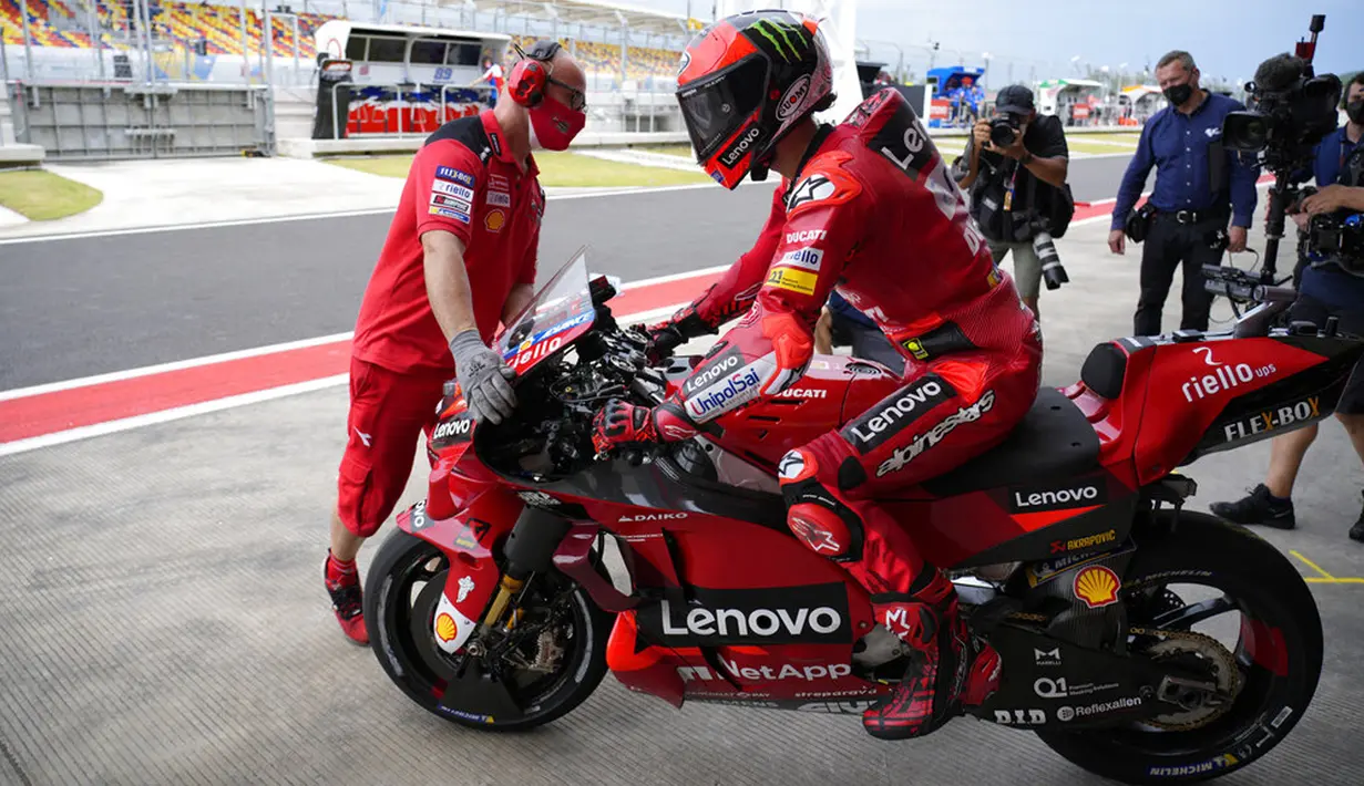 Pembalap Ducati Lenovo Team asal Italia Francesco Bagnia mengendarai sepeda motornya dari garasi saat sesi latihan bebas pertama di Pertamina Mandalika International Street Circuit, Mandalika, Lombok Tengah, Nusa Tenggara Barat, Jumat (18/3/2022). (AP Photo/Achmad Ibrahim)