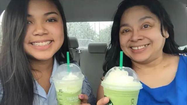 [Bintang] Selama 4 Tahun Gadis Ini Foto Bareng Ibunya, Foto Terakhir Bikin Banyak Orang Sedih