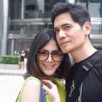 Meski demikian, para penggemar mendukung sang idola berpacaran dengan wanita pilihannya. Meski bukan dari kalangan selebriti, Dee Adnan bukanlah perempuan sembarangan. Ia merupakan seorang arsitek ternama yang pernah menjadi juri di Master Desain Apartemen. (Liputan6.com/IG/@realnugros)