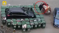 Akibat parkir sembarangan mobil ini dikeliling 40 tong sompah