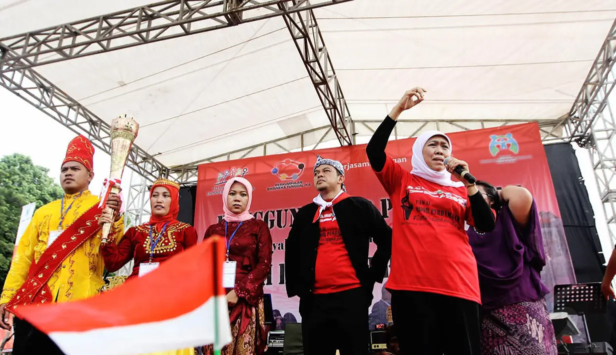 Menteri Sosial Kofifah Indar Parawansa (kanan) ikut menghadiri peringatan Hari Toleransi Internasional, Jakarta, Minggu (16/11/2014). (Liputan6.com/Faizal Fanani)