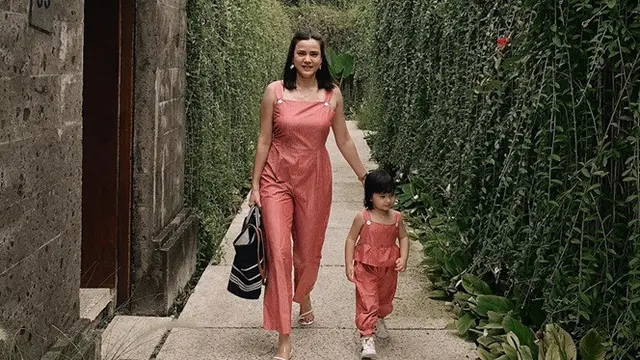 7 Potret Alice Norin dan Sang Putri Pakai Baju Couple, Kompak Banget