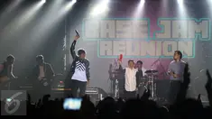 Base Jam saat beraksi di The 90’s Festival: Big Reunion yang digelar di kawasan Senayan, Jakarta, Sabtu (7/11/2015). Acara tersebut menjadi ajang reuni generasi tahun 90-an. (Liputan6.com/Herman Zakharia)