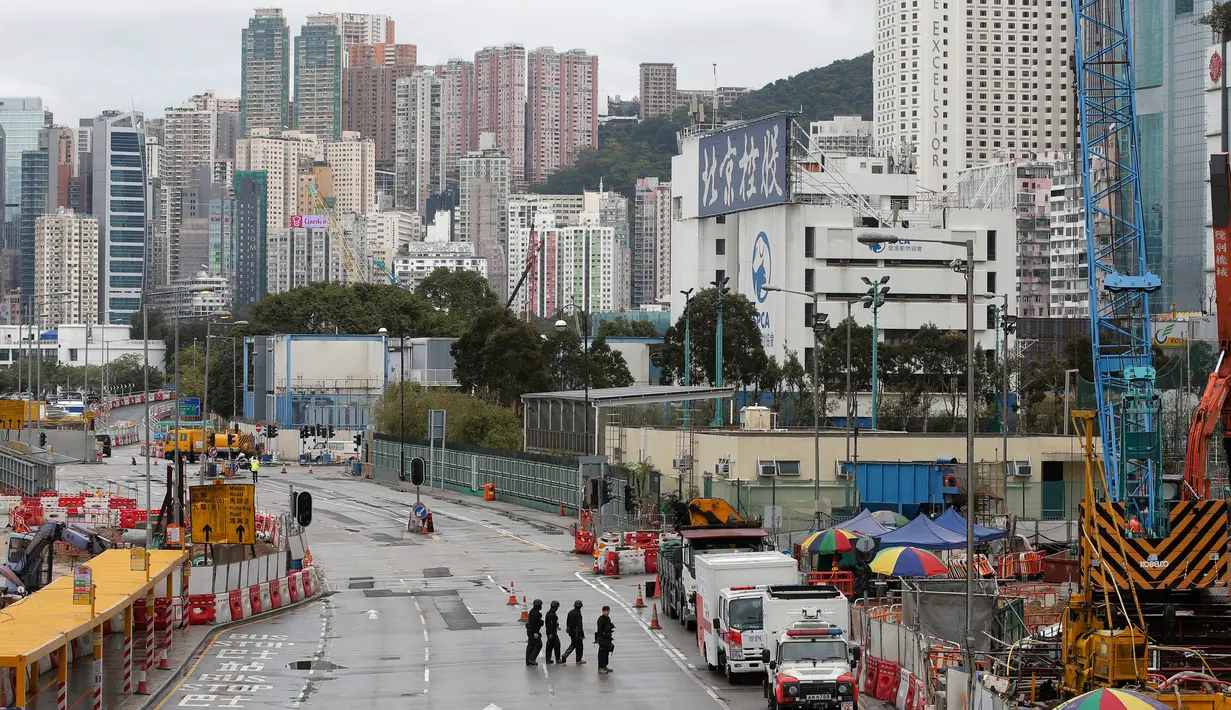 Tim penjinak bom kepolisian Hong Kong dikerahkan mengamankan bom sisa Perang Dunia II di sebuah lokasi konstruksi di distrik Wan Chai, Rabu (31/1). Distrik Wan Chai merupakan salah satu bagian wilayah permukiman di pusat kota Hong Kong. (AP/Kin Cheung)