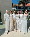 Nuansa cinta dan kehangatan terasa begitu kuat dalam pernikahan romantis Harris Vriza dan Haviza Devi yang digelar di Bali pada Jumat, 2 Mei 2025. Tak hanya momen sakral dan pemandangan indah Pulau Dewata yang mencuri perhatian, kehadiran para selebriti dalam balutan busana putih juga sukses menyita sorotan.