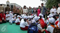 Presiden Jokowi (batik biru) saat berdongeng pada acara puncak Peringatan Hari Anak Nasional di Istana Bogor, Jawa Barat, Selasa (11/8/2015). Acara ini dihadiri oleh ratusan anak-anak dari berbagai daerah di Indonesia. (Liputan6.com/Faizal Fanani)