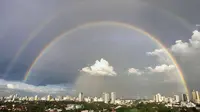 Fenomena double rainbow di Jakarta (foto: Ilustrasi foto dengan AI)