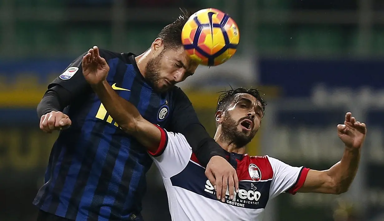 Duel antara pemain Inter Milan, Danilo D'Ambrosio (kiri) dan striker Crotone, Raffaele Palladino, dalam laga pekan ke-12 Serie A 2016-2017, di Stadion Giuseppe Meazza, Minggu (6/11/2016). (AFP/Marco Bertorello)
