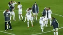 Para pemain Real Madrid merayakan kemenangan atas Barcelona pada laga La Liga Spanyol di Stadion Camp Nou, Barcelona, Minggu (3/4/2016) dini hari WIB. Barcelona takluk 1-2 dari Real Madrid. (AFP/Pau Barrena)