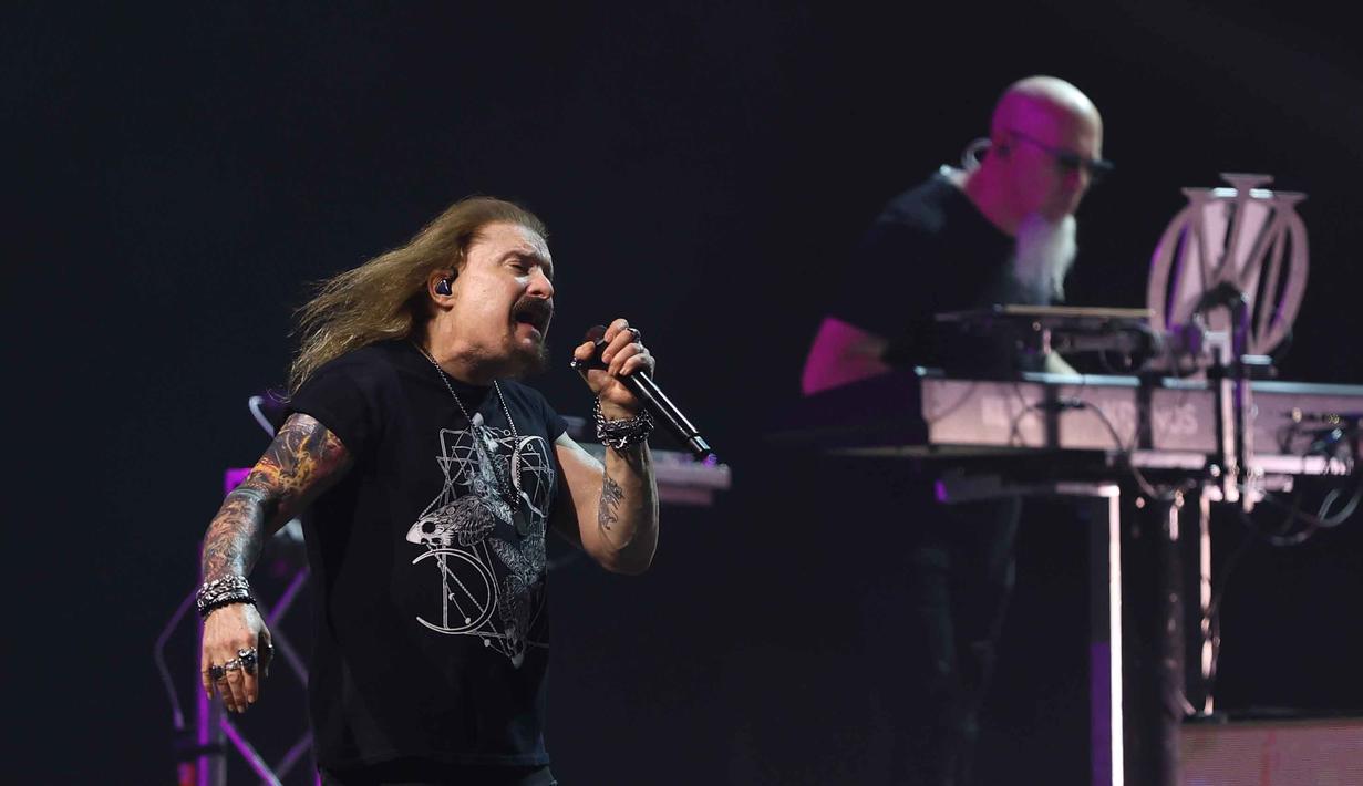 Vokalis band Dream Theater James LaBrie (kiri) saat tampil pada Konser "An Evening With Dream Theater - 40th Anniversary Tour" di Beach City International Stadium, Jakarta, Sabtu 7 Februari 2026. (Kapanlagi.com/Budy Santoso)