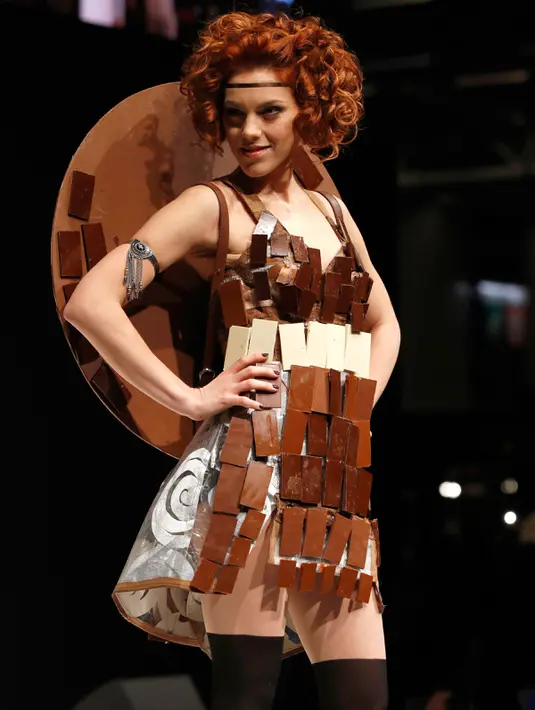 Aktris dan penyanyi Prancis Anais Delva berpose saat mengenakan busana terbuat dari cokelat rancangan Valerie Pache dan Stephane Bonnat dalam acara fashion show Chocolate Fair 2016 di Porte de Versailles di Paris (27/10). (AFP/Francois Guillot)