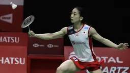 Ganda putri Jepang, Misaki Matsutomo, berusaha mengembalikan kok saat melawan ganda Indonesia pada Indonesia Masters 2019 di Istora Senayan, Jakarta, Sabtu (26/1). Misaki / Ayakan lolos ke final. (Bola.com/Yoppy Renato)