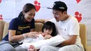 Kebahagiaan tengah dirasakan oleh Dian Ayu dan Ananda Omesh. Pasangan ini baru saja dikaruniai anak kedua berjenis kelamin laki-laki. Lengkap sudah pasangan ini memiliki anak sepasang. (Nurwahyunan/Bintang.com)